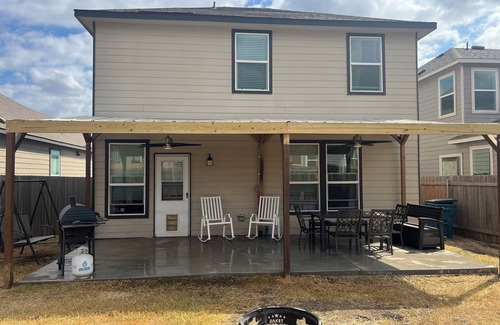 Vista Del Pueblo House | Charming 3-bedroom house with AC, WiFi in pleasant Del Valle. 5 min from COTA