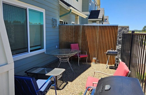 Flagstaff House | Charming 3-bedroom house with WiFi and a scenic forest view in Belmont