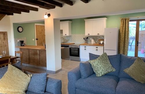 Anlhiac House | Charming 3-bedroom house with WiFi in NarthiacnLa Maison Galloise-Honeysuckle