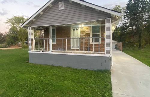 Detroit House | Charming 3-bedroom house in welcoming Detroit with WiFi, AC