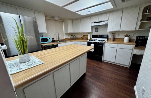 El Paso House | Charming 3-bedroom house with AC, WiFi &Hot tub in Westside El Paso
