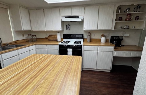 El Paso House | Charming 3-bedroom house with AC, WiFi &Hot tub in Westside El Paso
