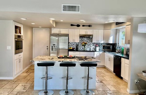 Artemina House | Charming 3-bedroom house in Gilbert by beautiful lakes with AC