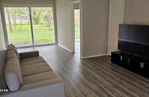 Clodine House | Charming 3-bedroom house with Backyard