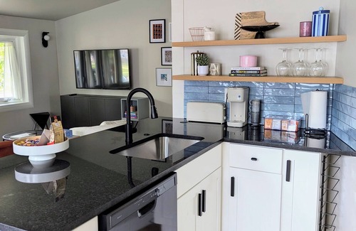 Pontiac House | Charming 3-bedroom house with WiFi, fitness room in Pontiac
