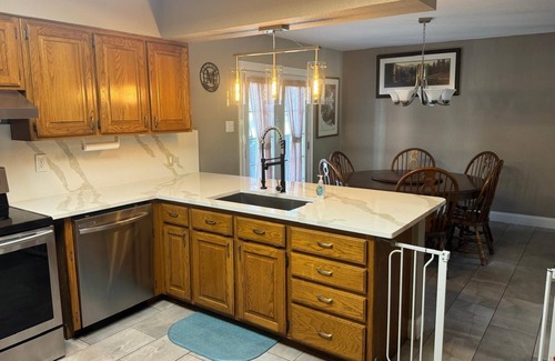 Adkins House | Charming 3-bedroom house with WiFi and AC in St. Hedwig