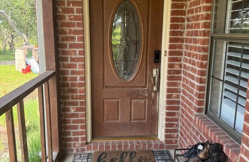 Adkins House | Charming 3-bedroom house with WiFi and AC in St. Hedwig