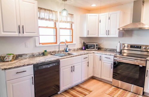 Bowen House | Charming 3-bedroom house with AC, WiFi in Bowen