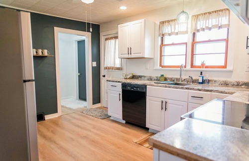 Bowen House | Charming 3-bedroom house with AC, WiFi in Bowen
