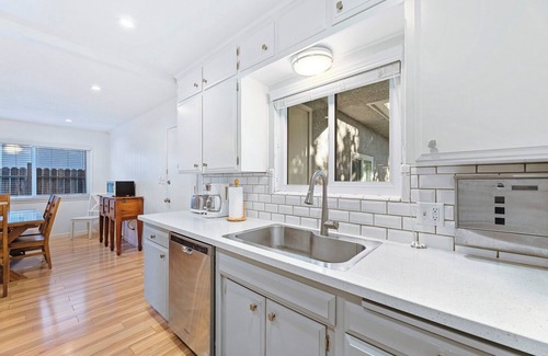 Raisin House | Charming 3-bedroom house with WiFi and AC in awesome Fresno