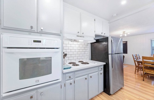 Raisin House | Charming 3-bedroom house with WiFi and AC in awesome Fresno