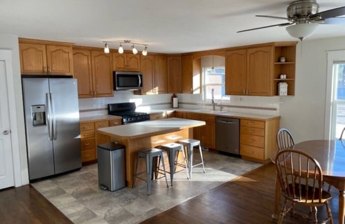 Sandy House | Charming 3-bedroom house, WIFI, hot tub, pool Table, and close to ski resorts.