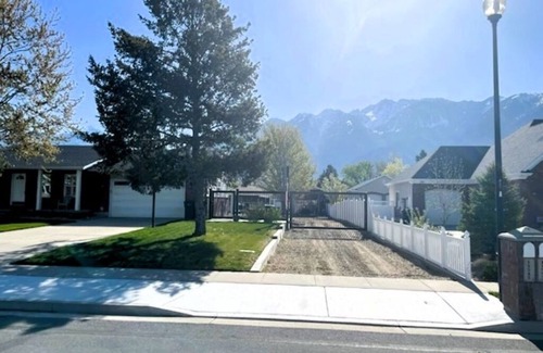 Sandy House | Charming 3-bedroom house, WIFI, hot tub, pool Table, and close to ski resorts.