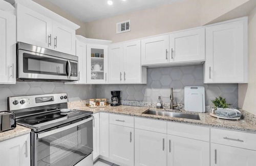 Tampa House | Charming 3-bedroom house in fabulous Tampa. just minutes from Busch Gardens
