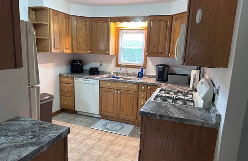 Erie House | Charming 3-bedroom house with WiFi and AC in Erie