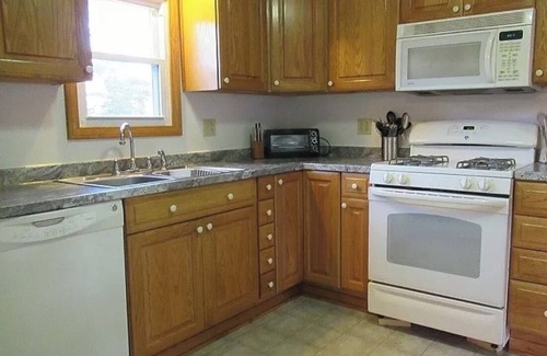 Erie House | Charming 3-bedroom house with WiFi and AC in Erie