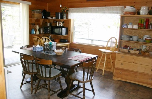 Perry Cottage | Charming 3-bedroom lake cottage in Perry with AC, and sandy beach