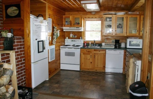 Perry Cottage | Charming 3-bedroom lake cottage in Perry with AC, and sandy beach