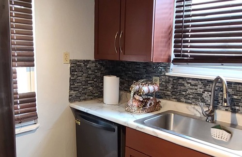 Detroit House | Charming 3-bedroom retreat in the heart of Detroit with fitness area, WiFi, AC