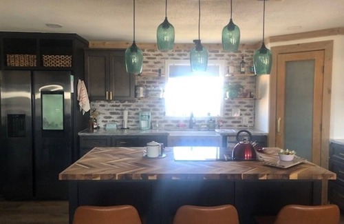 Grove House | Charming 3-bedroom with hot tub. Minutes from every convenience.