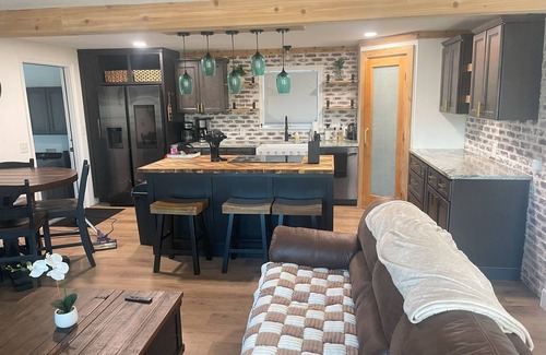 Grove House | Charming 3-bedroom with hot tub. Minutes from every convenience.