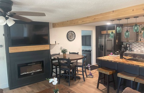 Grove House | Charming 3-bedroom with hot tub. Minutes from every convenience.