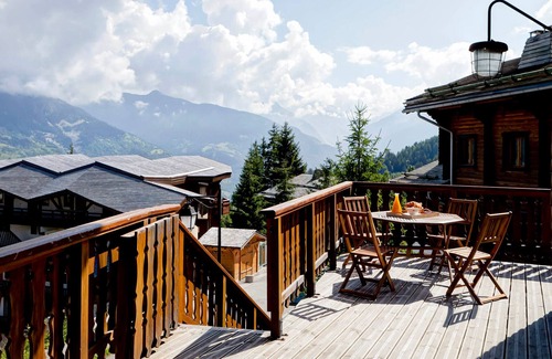 La Perriere Ski Chalet | Charming 3* Chalet with Panoramic Views, 400m from La Tania Ski Slopes