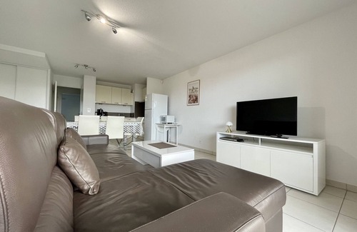 Sete Apartment | Charming 3-Room Modern Apartment Near Beach with Parking
