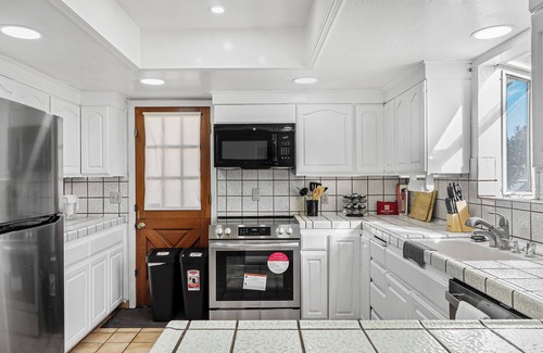 San Bruno House | Charming 3-bedroom house in lovely South San Francisco with WiFi, AC