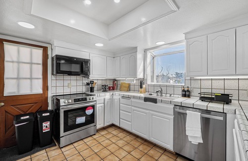 San Bruno House | Charming 3-bedroom house in lovely South San Francisco with WiFi, AC