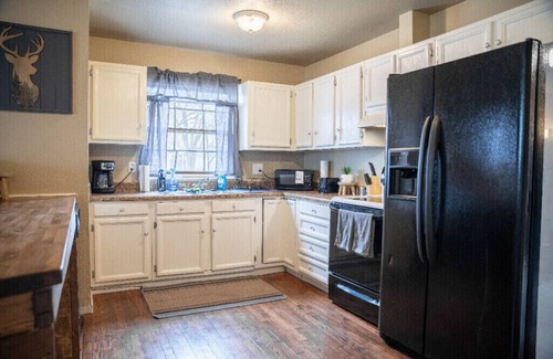 Montrose House | Charming 3bedroom 1.5bath house, AC, fitness room, WiFi, downtown Montrose, CO.