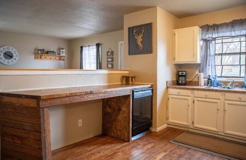Montrose House | Charming 3bedroom 1.5bath house, AC, fitness room, WiFi, downtown Montrose, CO.
