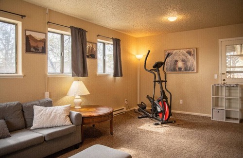 Montrose House | Charming 3bedroom 1.5bath house, AC, fitness room, WiFi, downtown Montrose, CO.