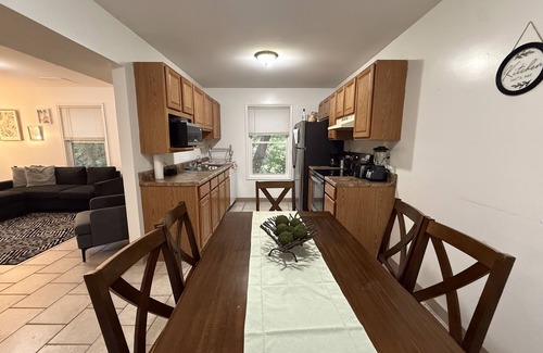 Macomb Apartment | Charming 3BR/2BA Apartment in Macomb, IL