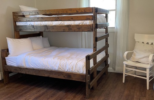 Jamestown Other | Charming 3BR-2BA country home-organic farm, ~5 min to 2 wedding barns! Sleeps 10