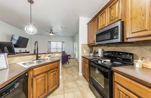 Elgin House | "Charming 3BR/2BA Haven: Short Distance to Austin and surrounding Cities!