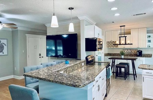 Venice House | Charming 3BR/2BA Venice center located, screened/heated pool
