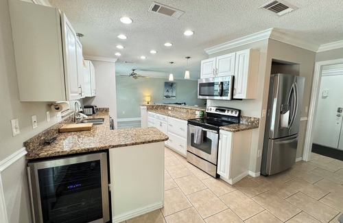 Venice House | Charming 3BR/2BA Venice center located, screened/heated pool