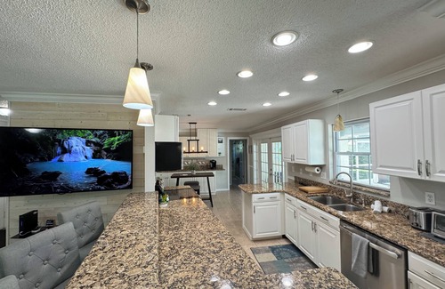 Venice House | Charming 3BR/2BA Venice center located, screened/heated pool