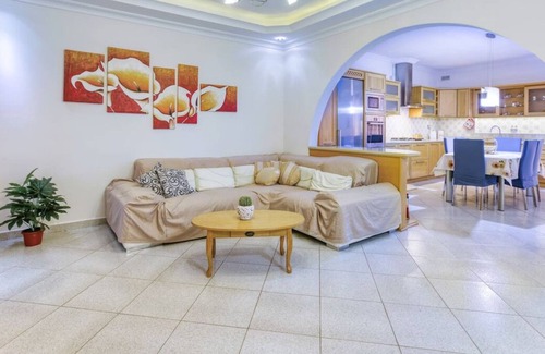 Il-Qajjenza Apartment | Charming 3BR Apt with Breathtaking Sea Views!