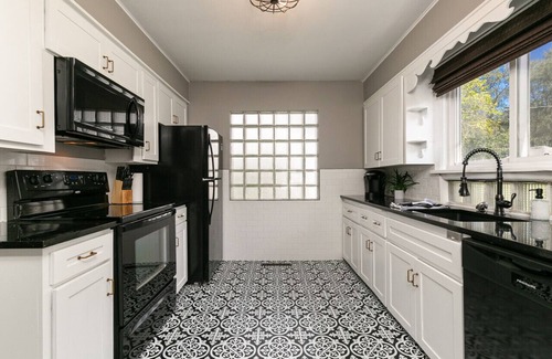Springfield House | Charming 3BR Home near MSU - Ideal for Families and Friends!