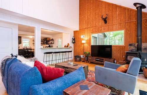 Berkeley Springs Cabin | Charming 3BR w Private Hot Tub & Public Pool! 7 mins from DT Berkeley Springs