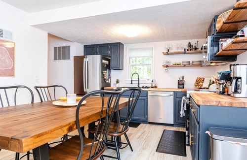 Berkeley Springs Cabin | Charming 3BR w Private Hot Tub & Public Pool! 7 mins from DT Berkeley Springs