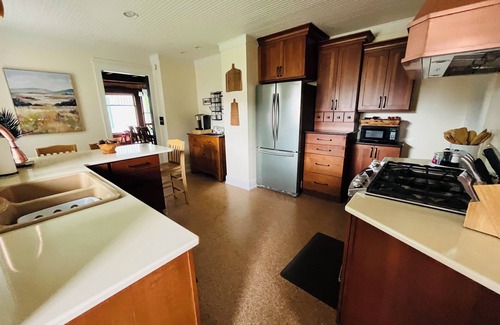 Escanaba House | Charming 4 Bed Home 1/2 block from Ludington Park and 1 hour from Pictured Rocks