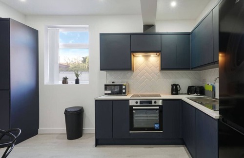 Coventry Apartment | Charming 4 Bedroom 4 Bathroom Flat w/Free Parking