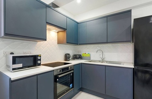 Coventry Apartment | Charming 4 Bedroom 4 Bathroom Flat w/Free Parking