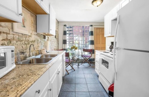 Historic Downtown Savannah Apartment | Charming 4-bedroom apartment with AC in Savannah