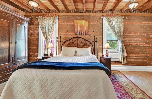 Huntsville Bed & Breakfast | Charming 4-bedroom B&B with WiFi and AC in Huntsville