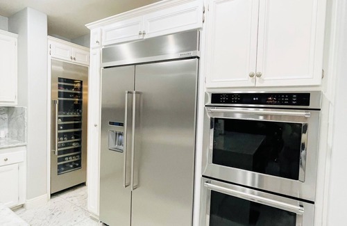 Riverside House | Charming 4-bedroom estate with fitness room, movie theater & sauna in Riverside