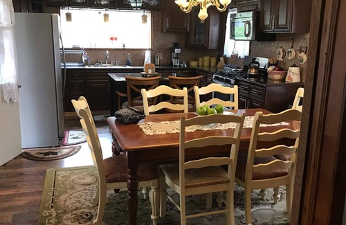 Bellepoint Other | Charming 4-bedroom farmhouse in delightful Hinton with WiFi, AC